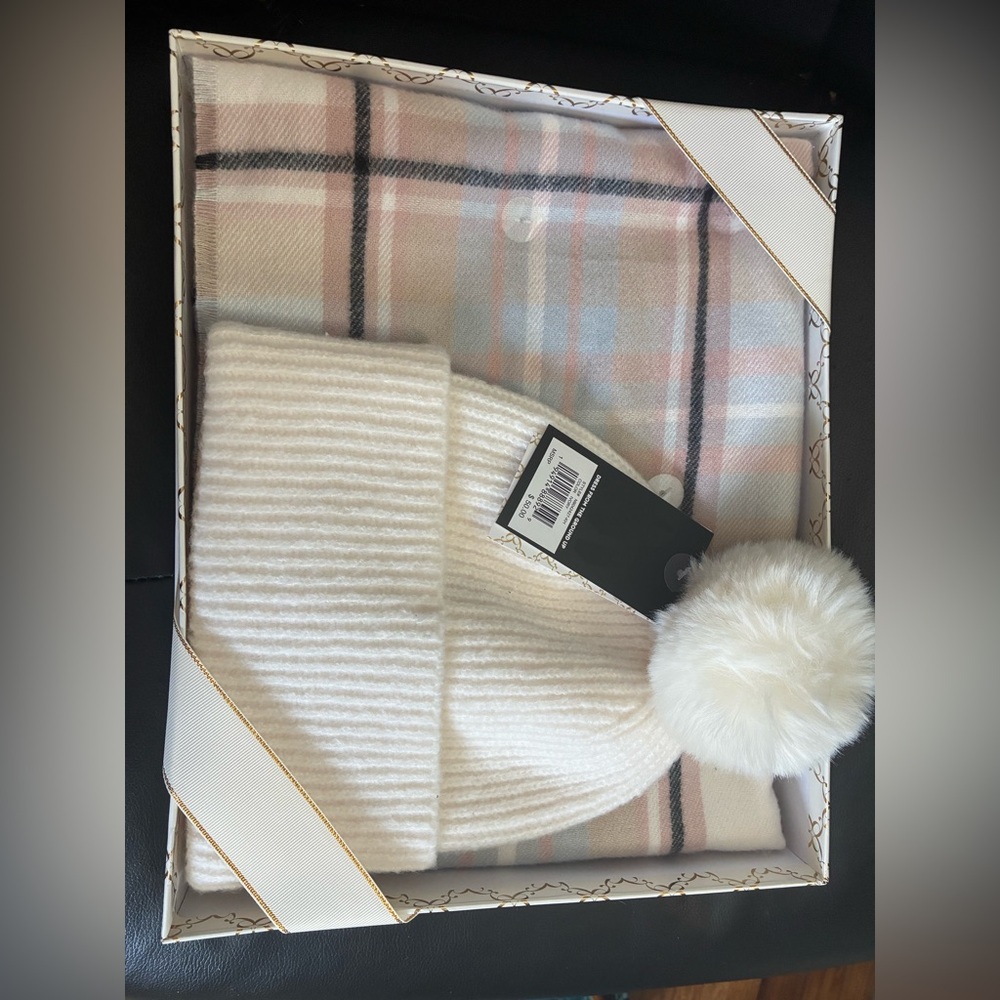 Nine West hat and scarf gift set